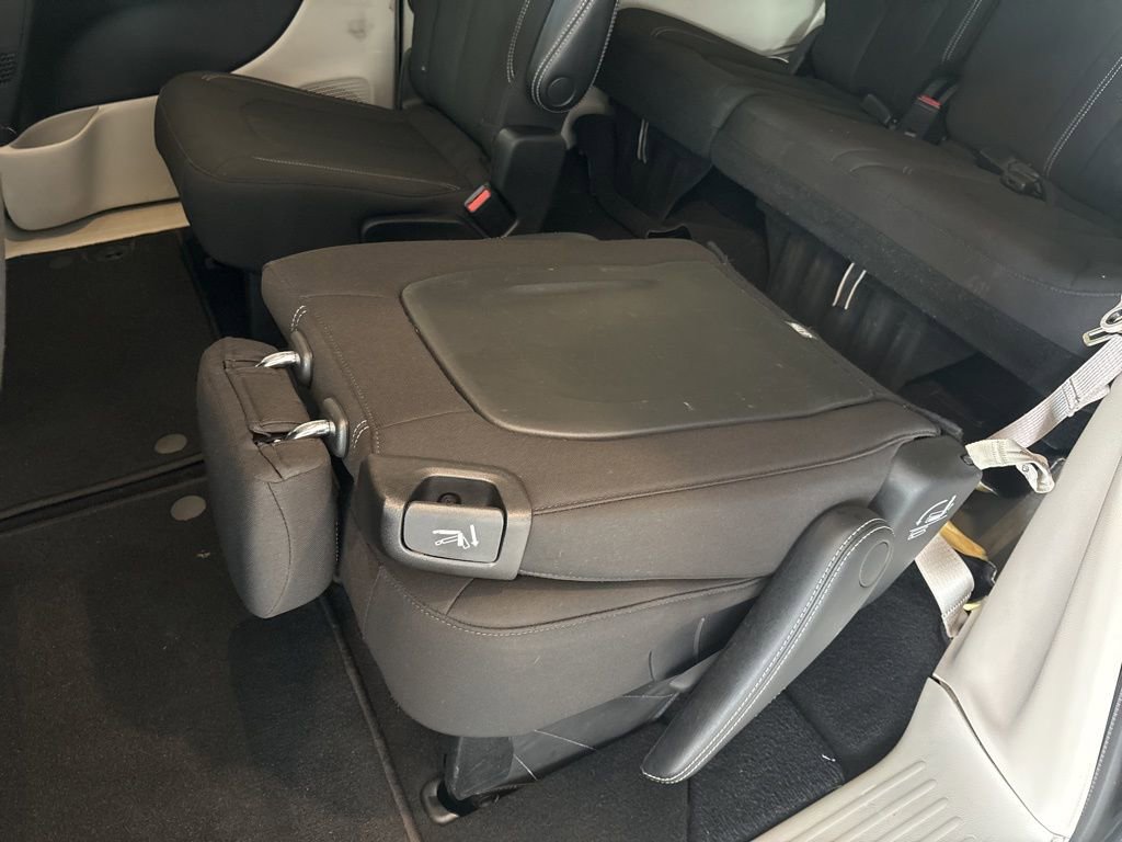 Used 2023 Chrysler Voyager LX image 17