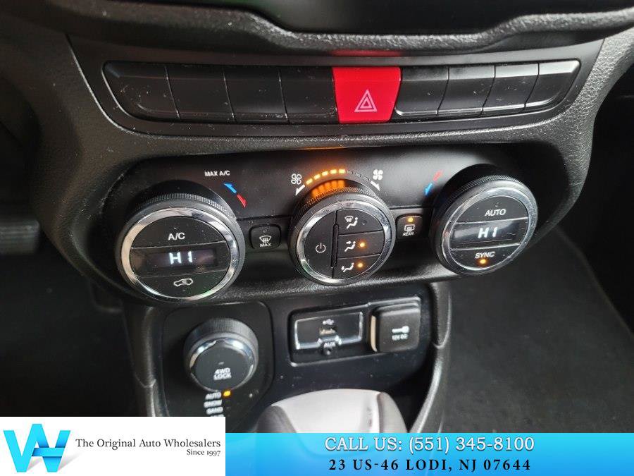 Used 2015 Jeep Renegade Latitude w/ Popular Equipment Group image 21