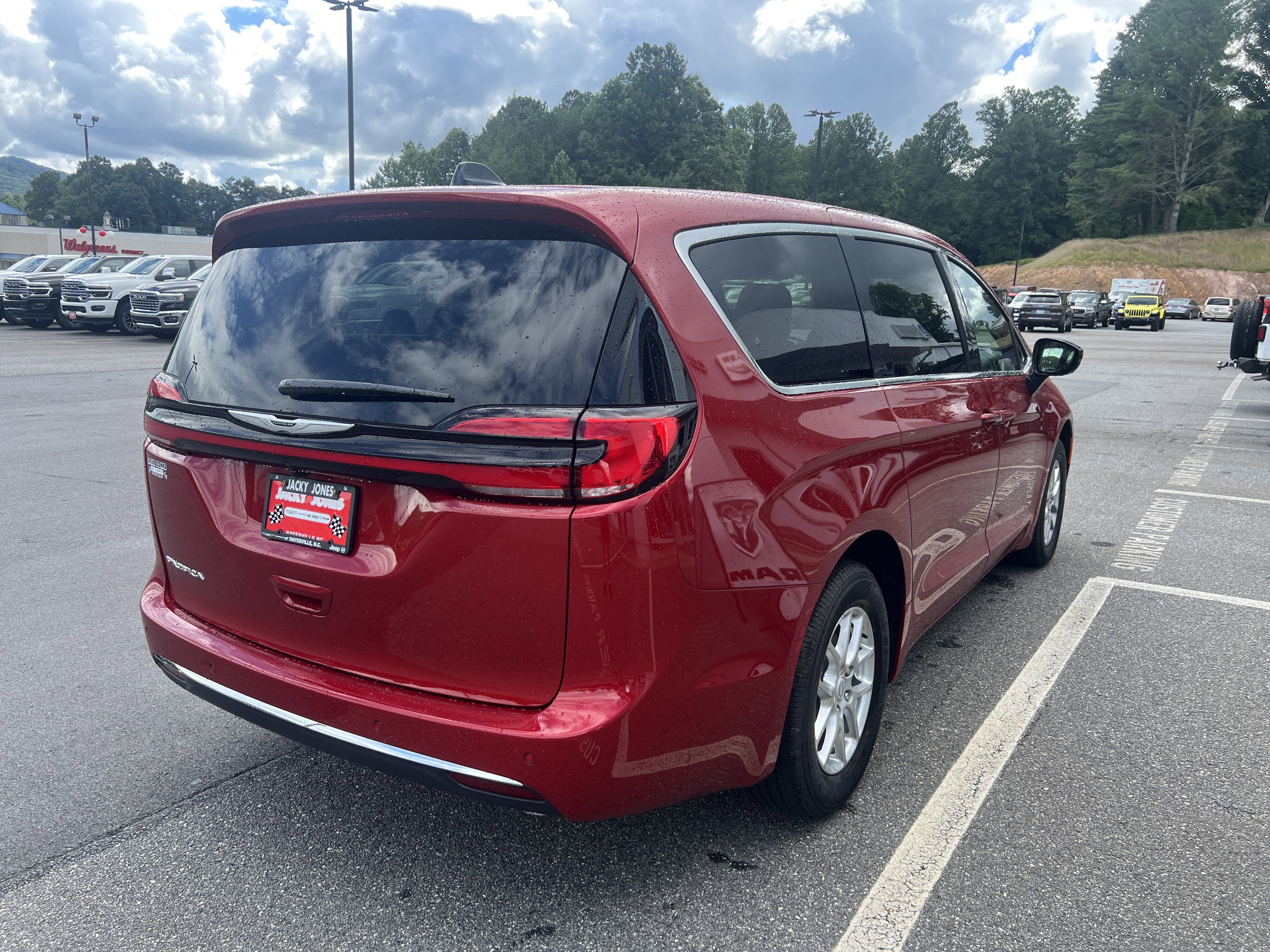 New 2026 Chrysler Pacifica Select image 3