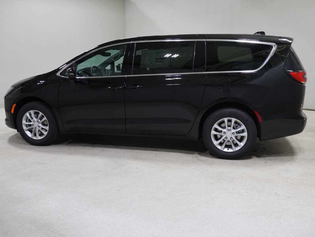 New 2027 Chrysler Pacifica Select w/ Family Tech Group AWD/4WD image 4