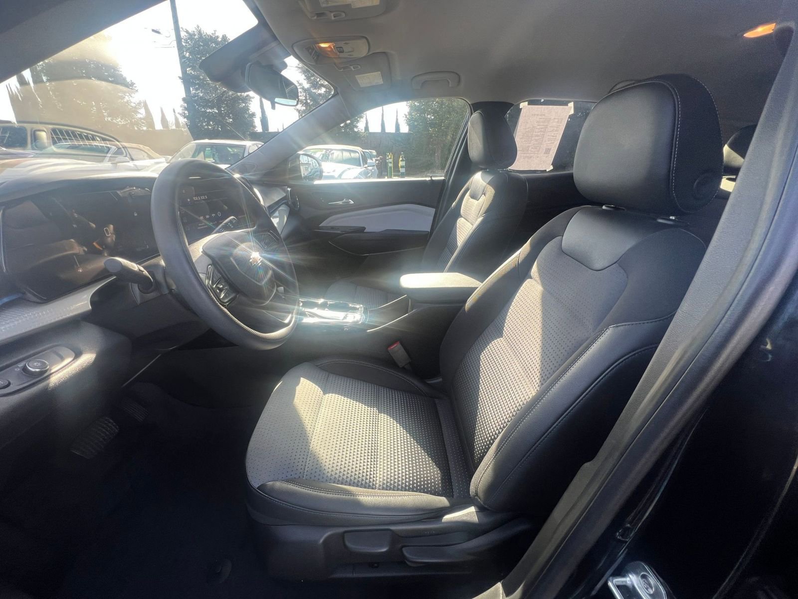 Used 2025 Chevrolet Trax LT image 27