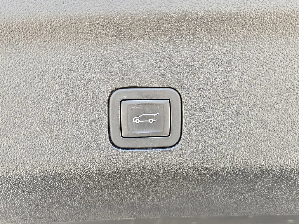 Used 2025 Chevrolet Suburban Z71 image 15