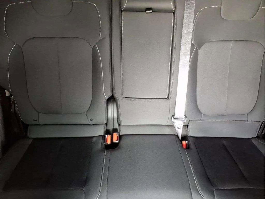 Used 2025 Jeep Grand Cherokee Laredo X image 17