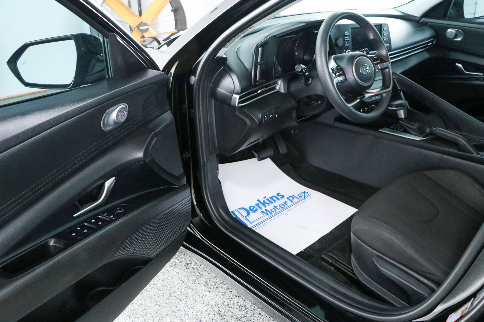 Used 2023 Hyundai Elantra SEL FWD image 3