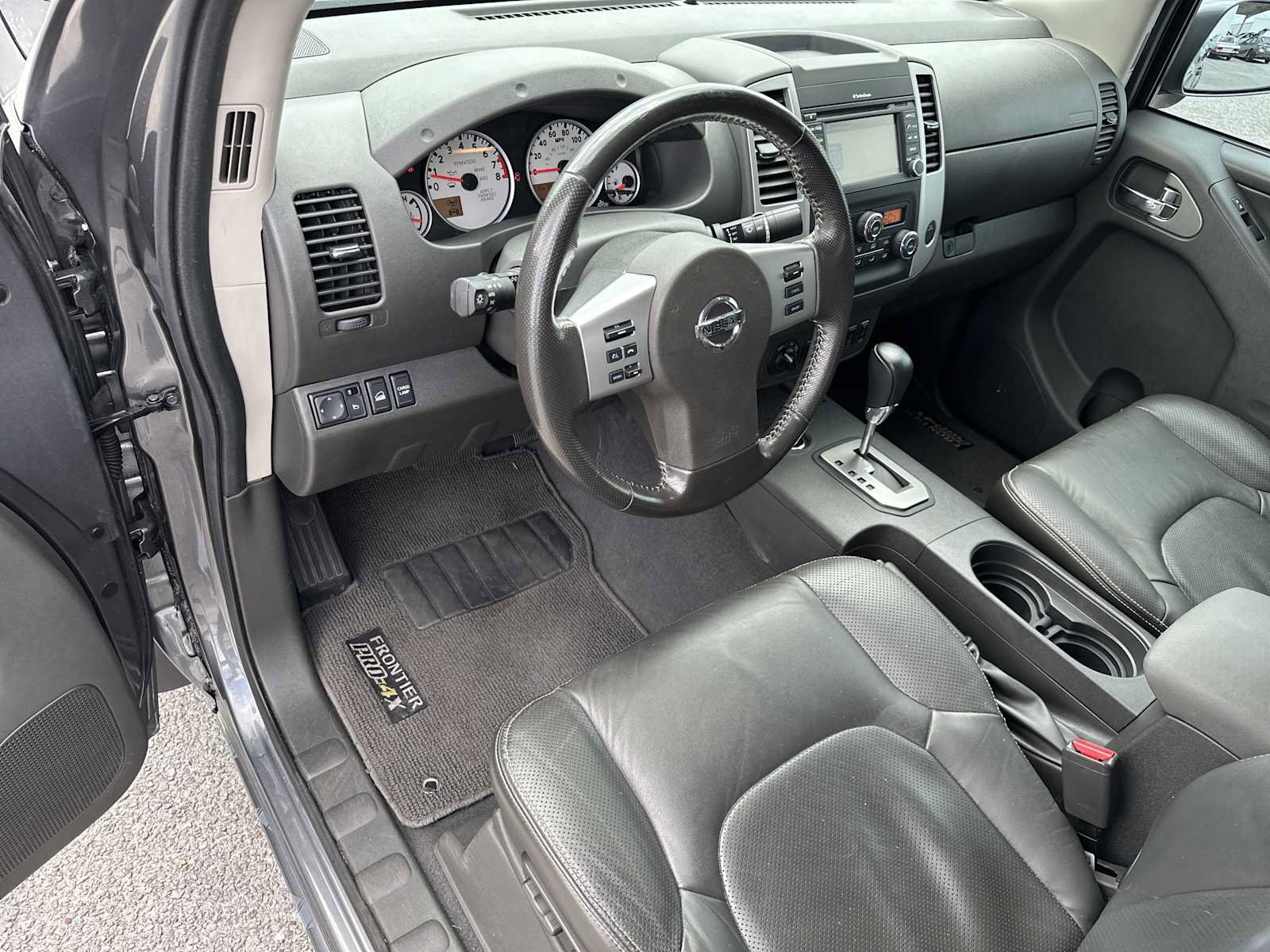 Used 2020 Nissan Frontier PRO-4X w/ Pro-4x Utility Package AWD/4WD image 9