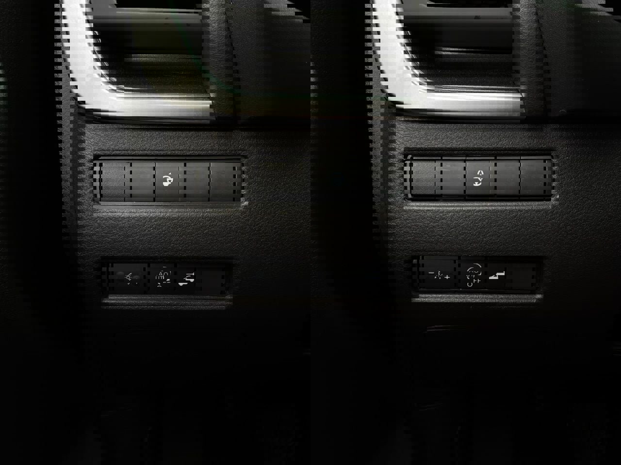 Used 2025 Nissan Rogue SV image 21