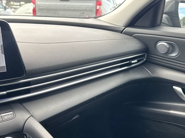 Used 2025 Hyundai Elantra SEL FWD image 29