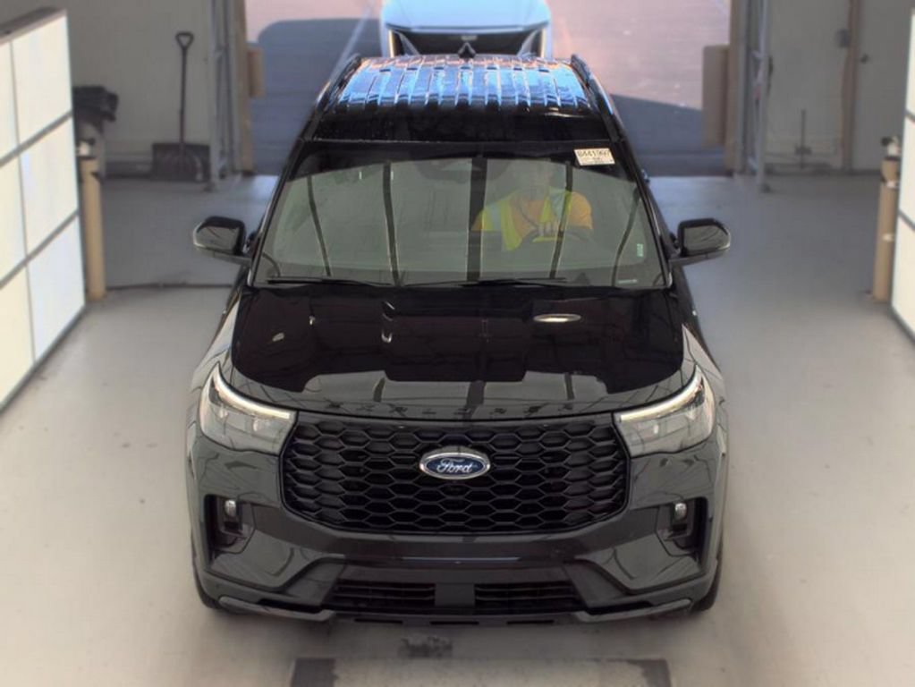 Used 2025 Ford Explorer ST-Line w/ ST-Line Street Pack AWD/4WD image 3