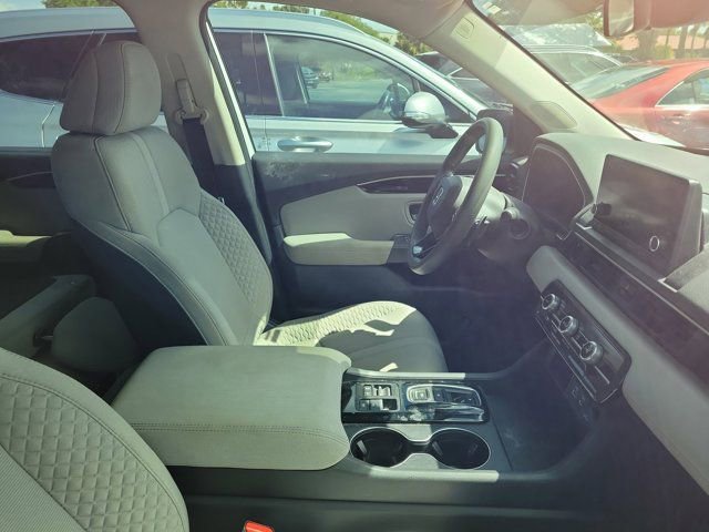 Used 2023 Honda Pilot LX image 3