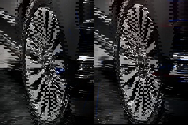 Used 2019 Lincoln Navigator Reserve image 3