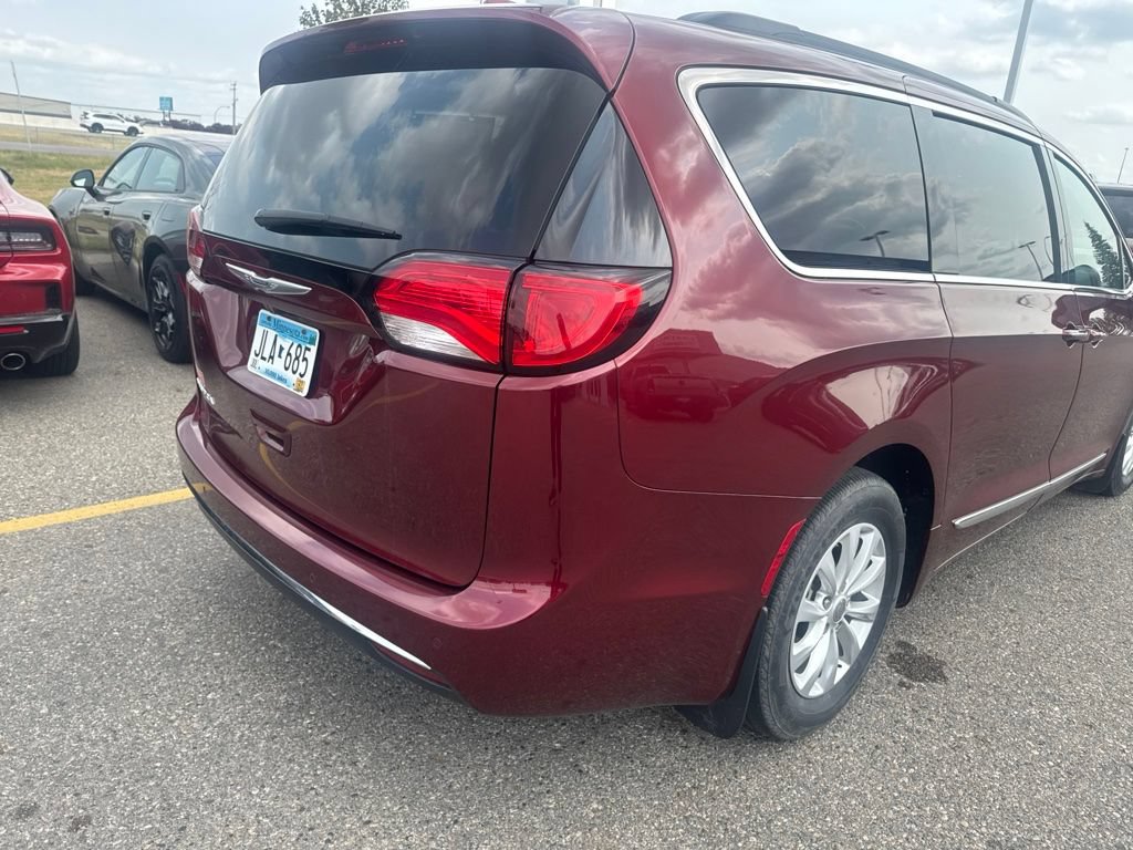 Used 2017 Chrysler Pacifica Touring-L FWD image 3