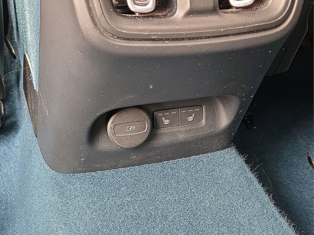 Used 2023 Volvo C40 P8 Recharge Ultimate image 18