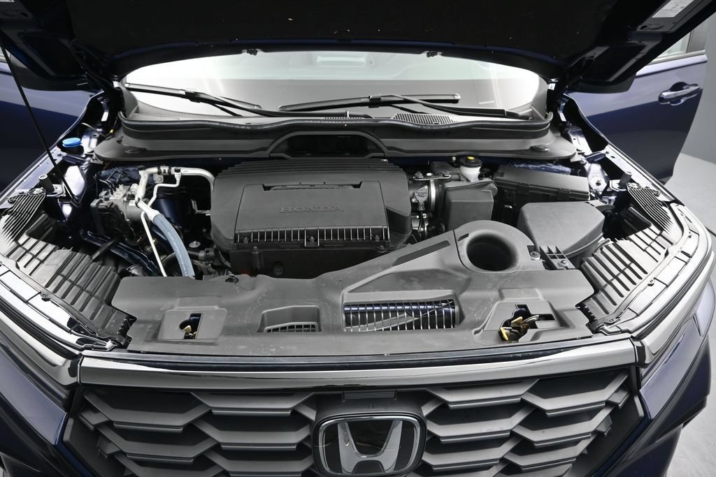 Used 2025 Honda Pilot Sport image 24