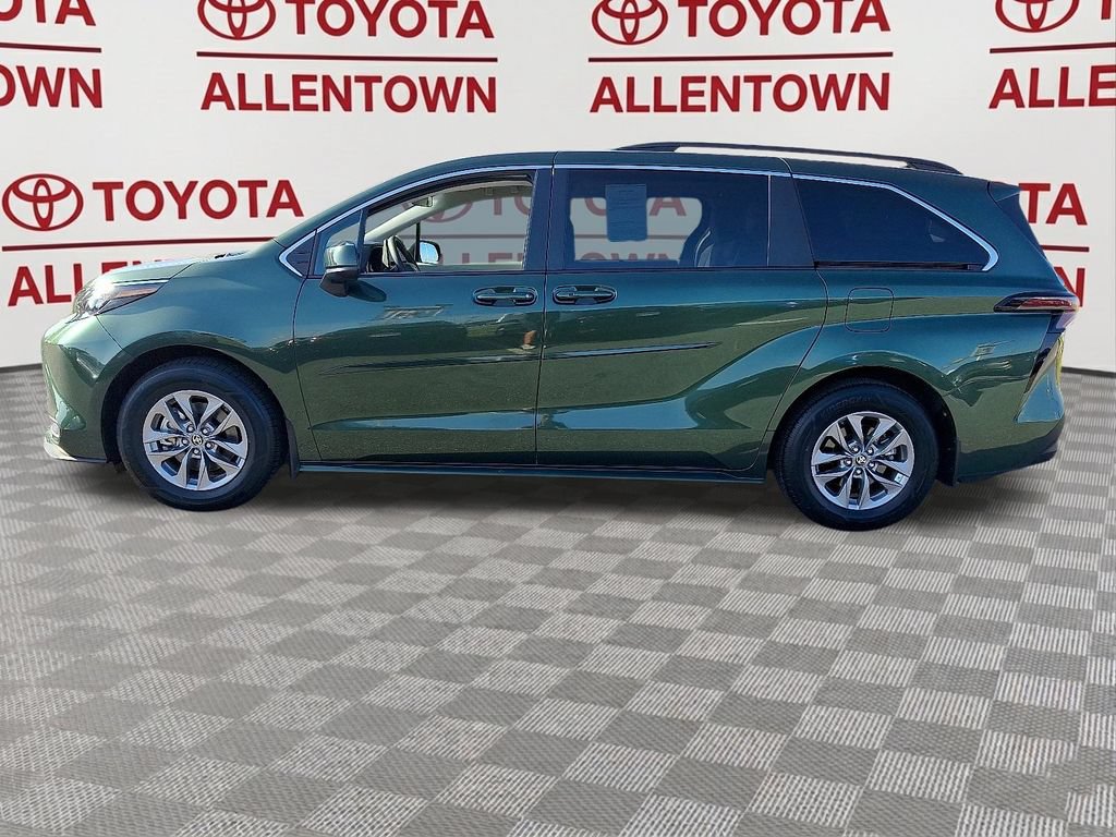 Used 2024 Toyota Sienna LE FWD image 4