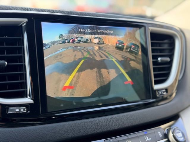 Used 2023 Chrysler Pacifica Touring-L image 14