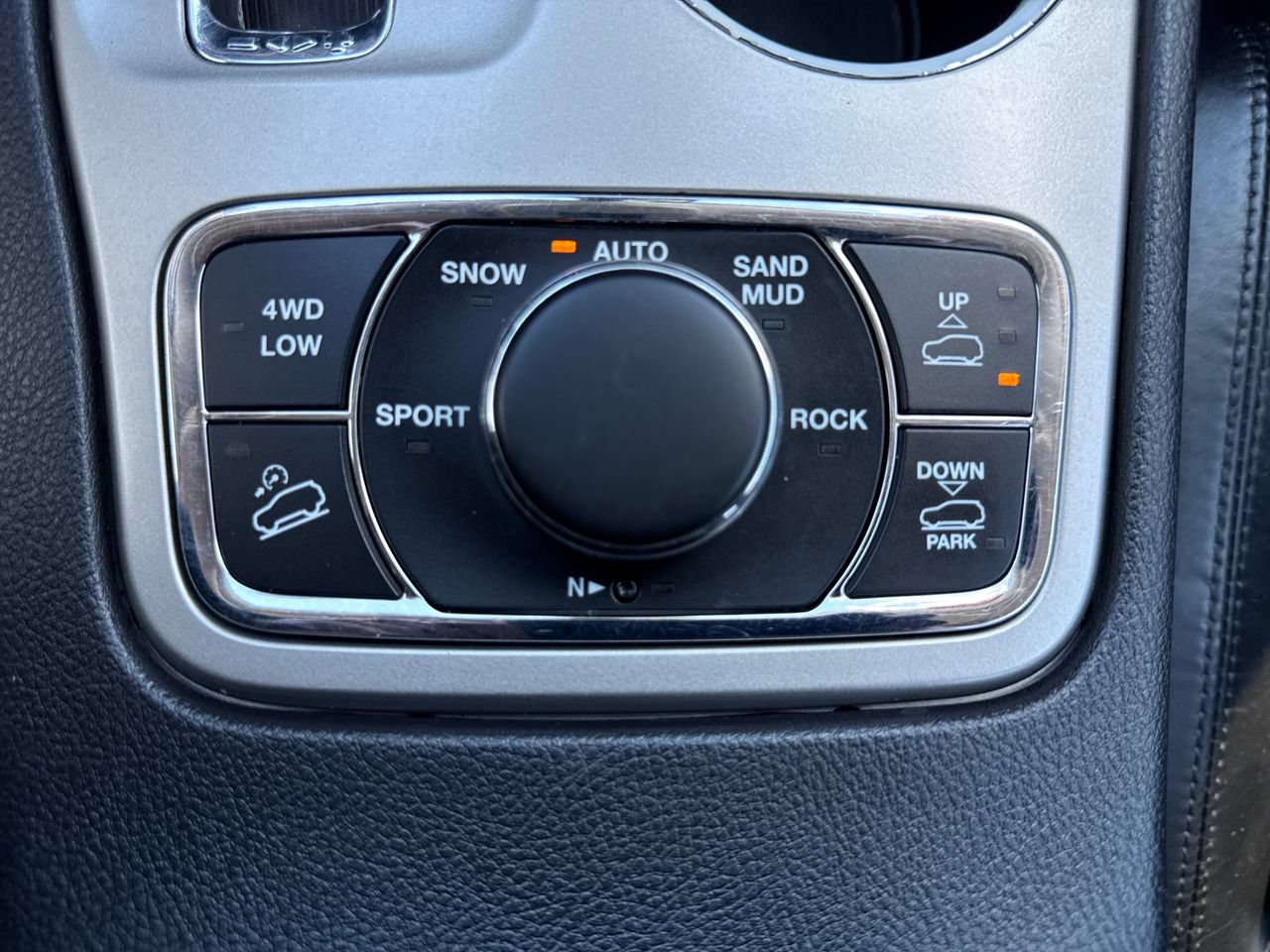 Used 2012 Jeep Grand Cherokee Overland AWD/4WD image 23