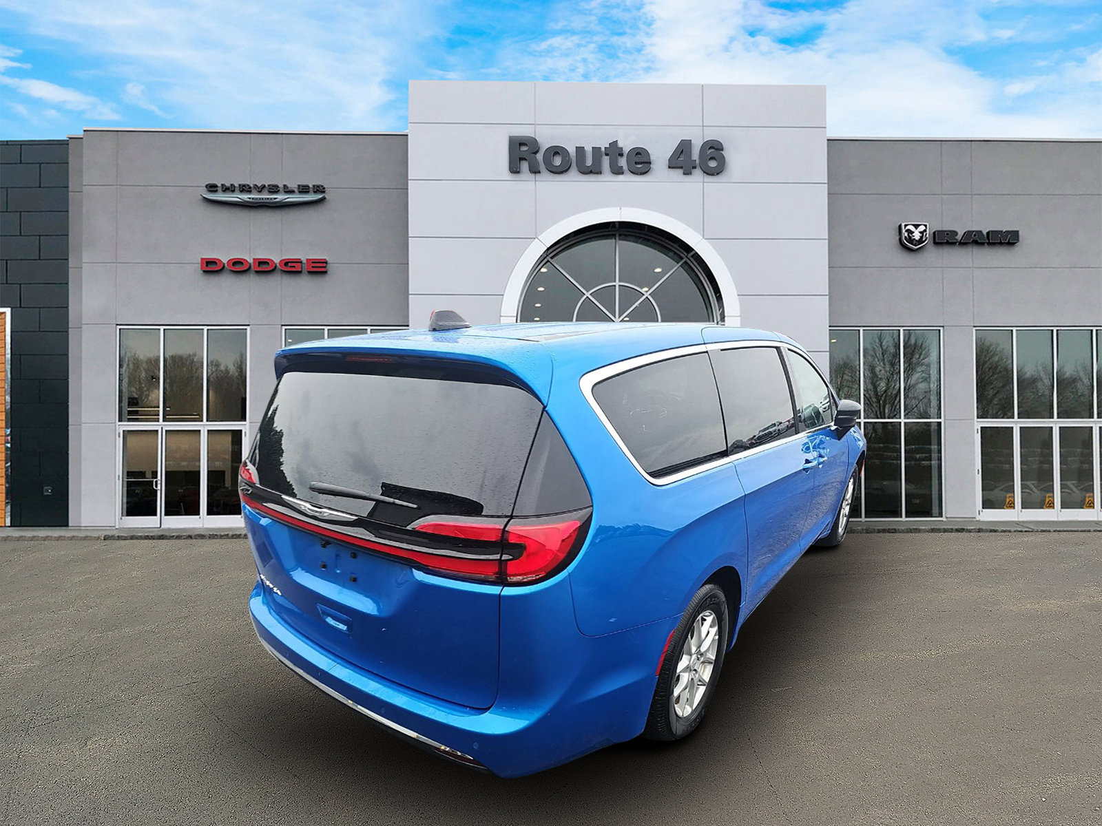 Used 2026 Chrysler Pacifica Select FWD image 2