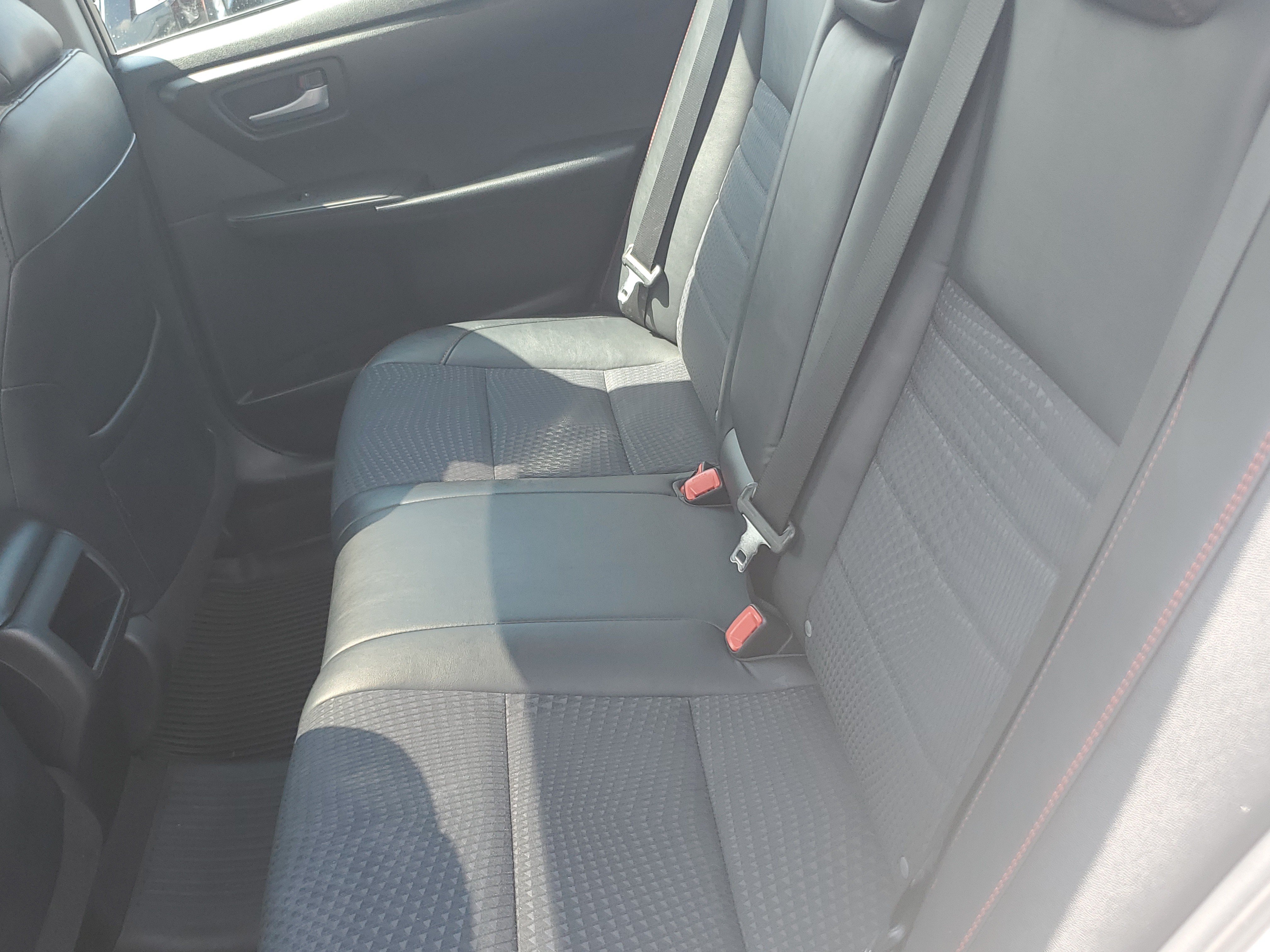Used 2015 Toyota Camry SE w/ Moonroof Package FWD image 12