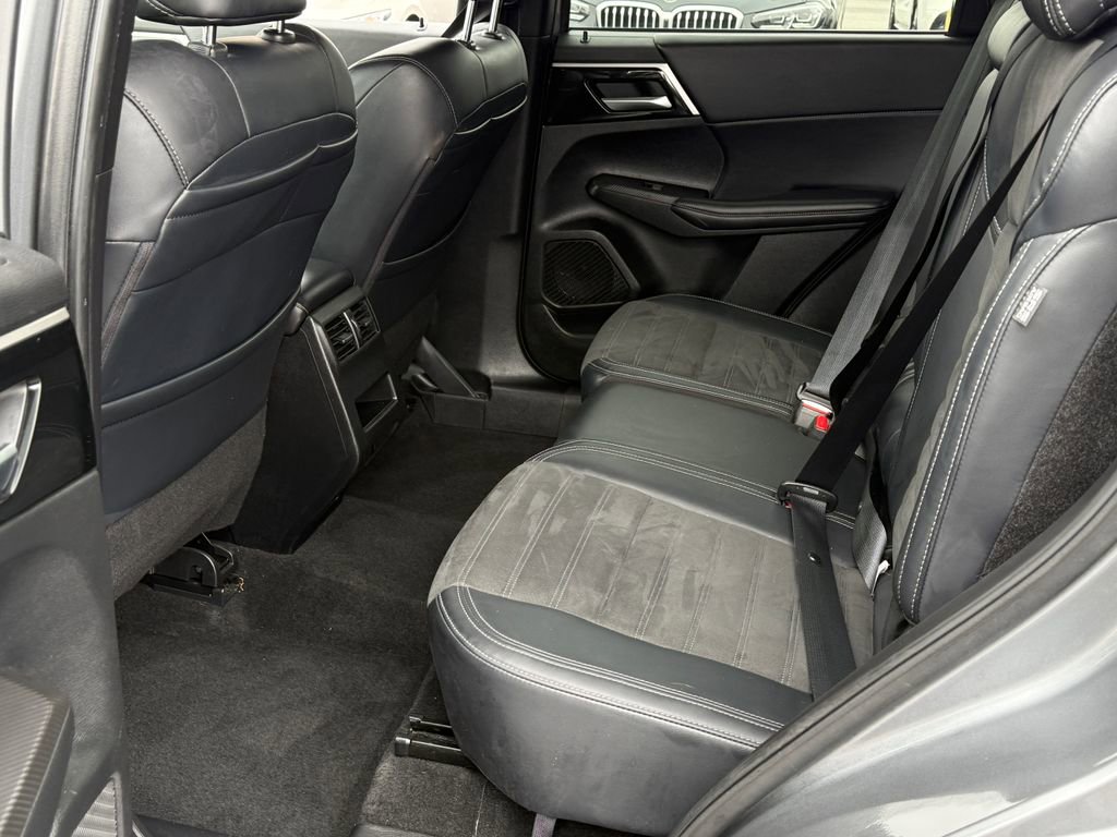 Used 2024 Mitsubishi Outlander SE image 15