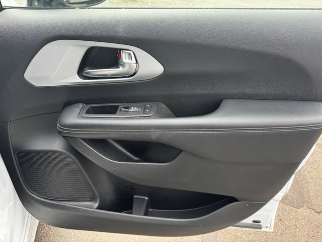 Used 2024 Chrysler Pacifica Limited FWD image 12