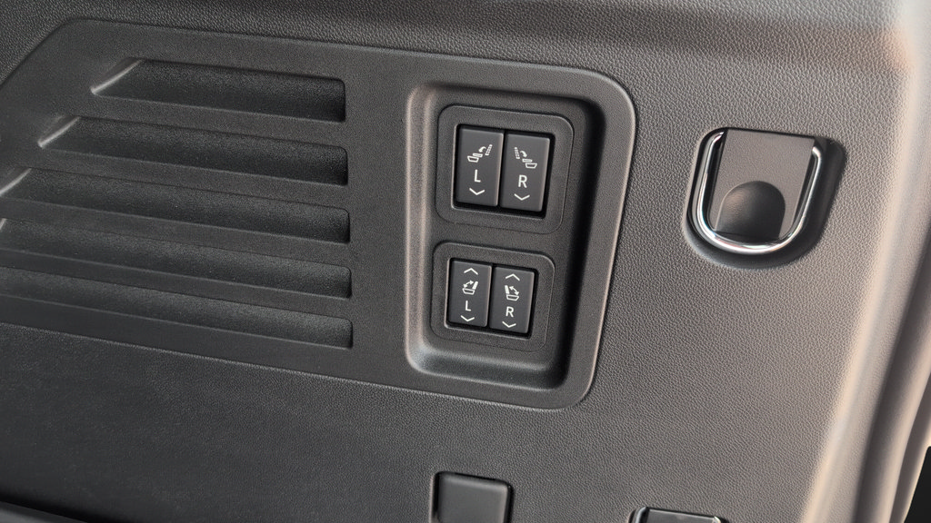Used 2026 Chevrolet Traverse RS w/ LPO, Floor Liner Package AWD/4WD image 28