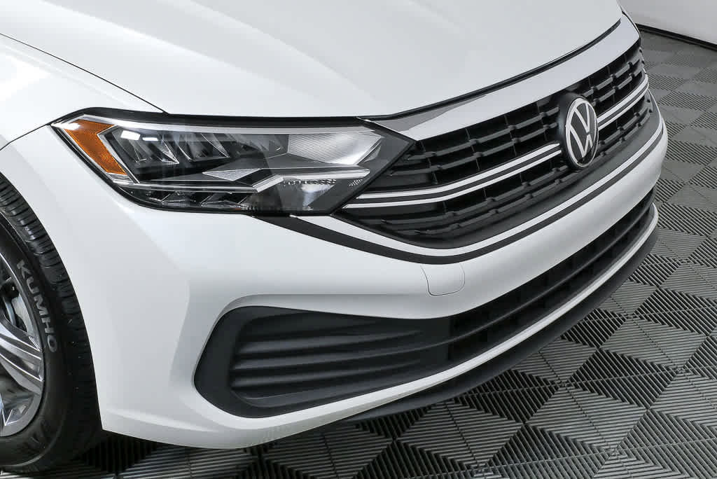 Used 2023 Volkswagen Jetta SE image 36