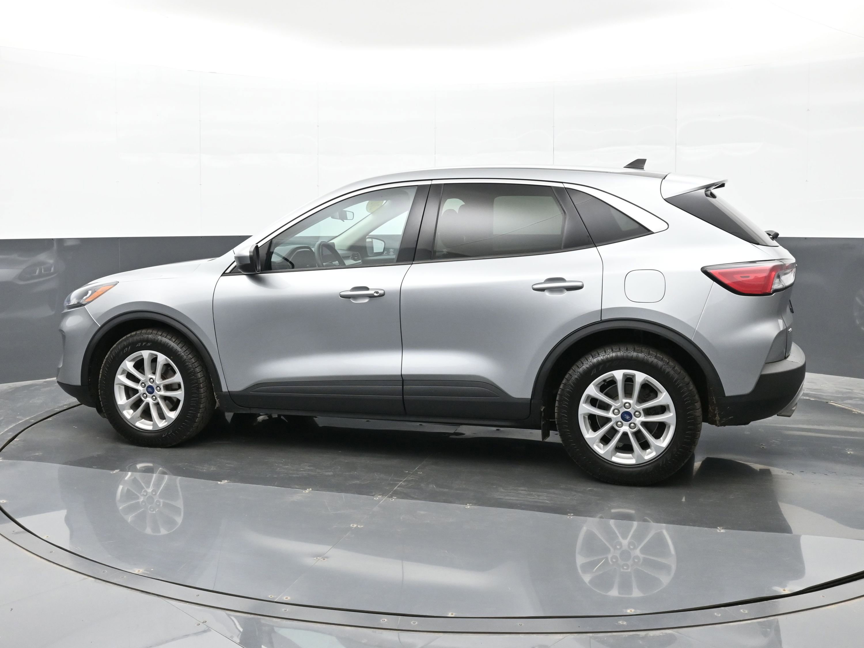 Used 2021 Ford Escape SE image 9