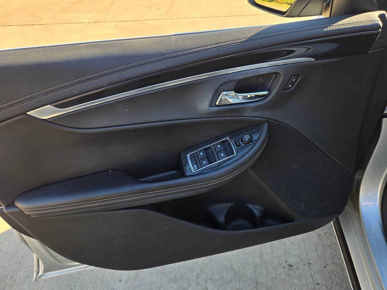 Used 2016 Chevrolet Impala LT w/ Convenience Package FWD image 9