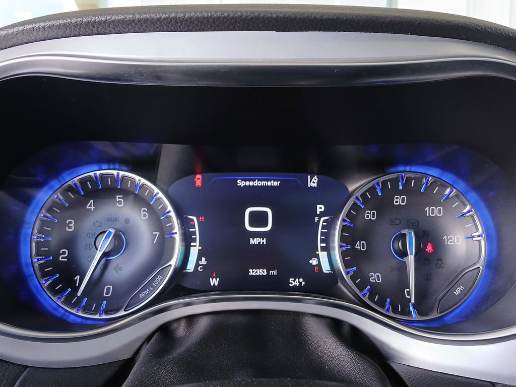 Used 2025 Chrysler Pacifica Limited image 11