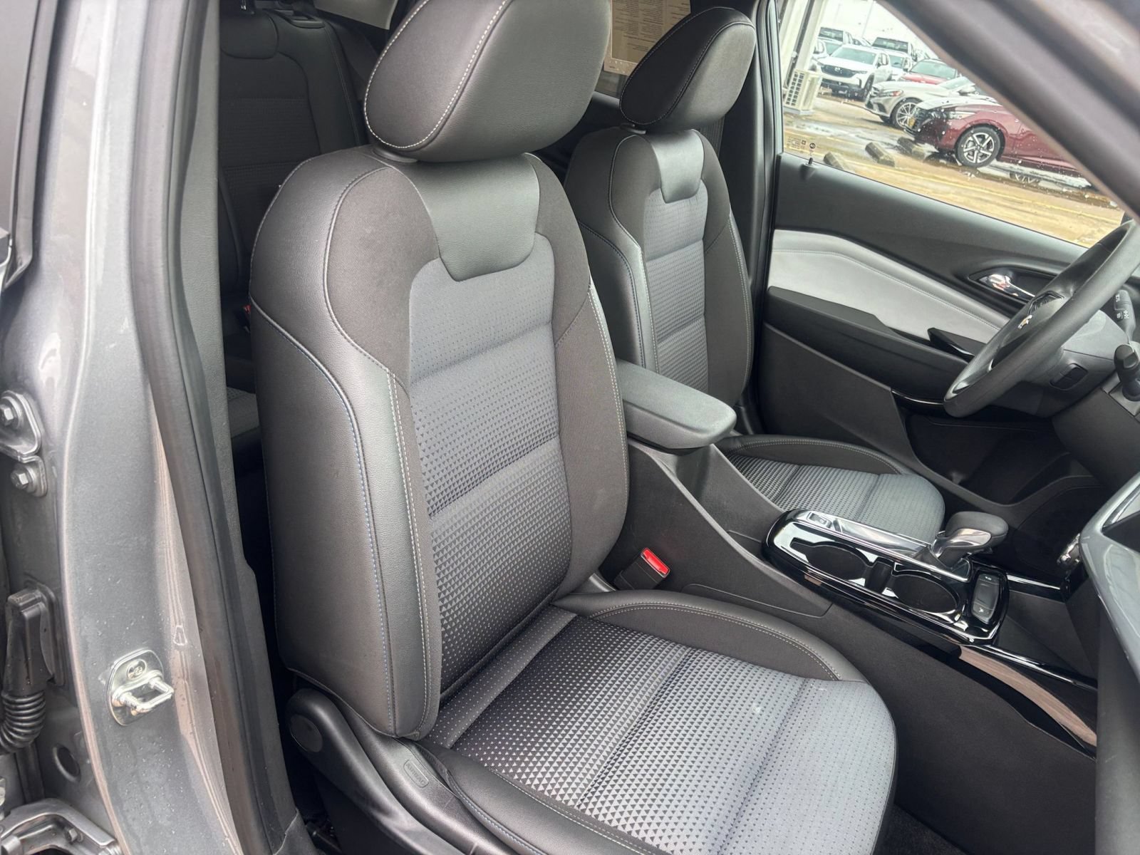 Used 2025 Chevrolet Trax LT FWD image 30