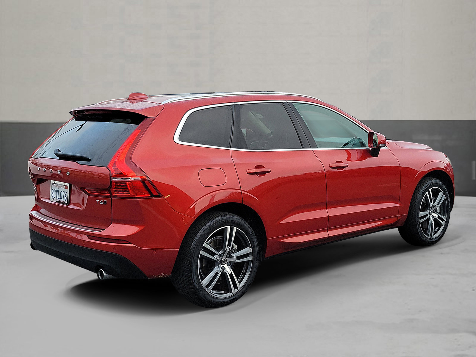 Used 2018 Volvo XC60 T6 Momentum w/ Convenience Package image 2