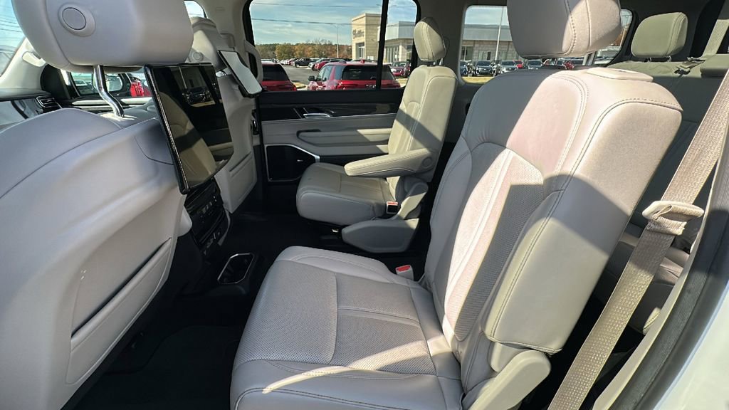 Used 2022 Jeep Wagoneer Series III w/ Premium Group I image 11