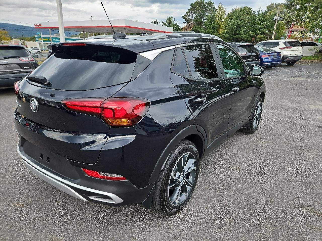 Used 2021 Buick Encore GX Select AWD/4WD image 3