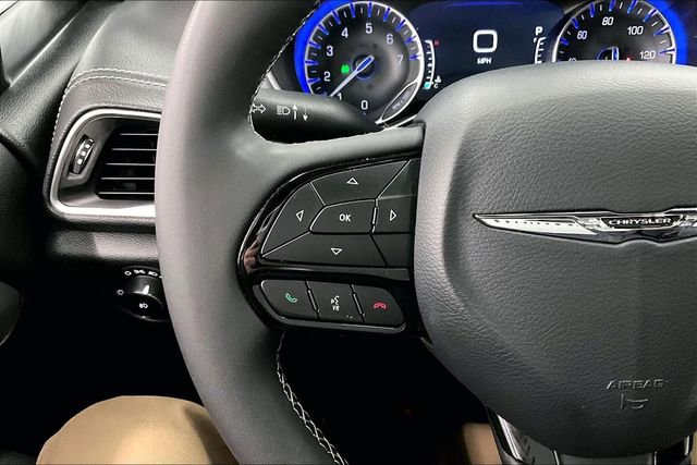 Used 2025 Chrysler Pacifica Limited image 24