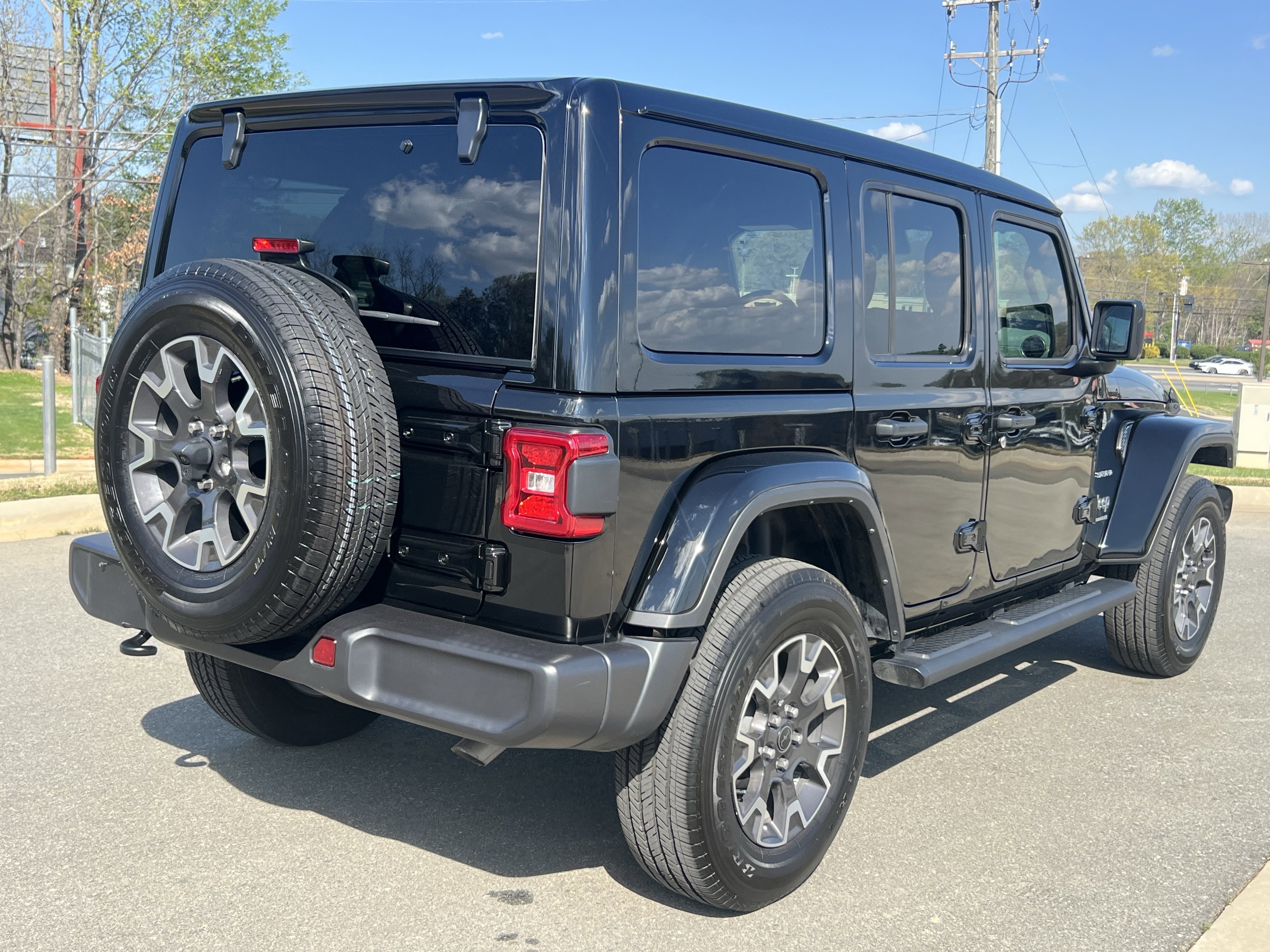 Used 2024 Jeep Wrangler Sahara image 9