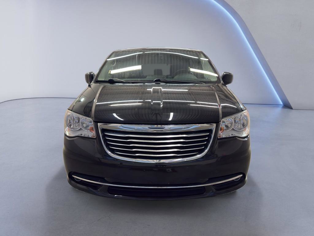 Used 2016 Chrysler Town & Country Touring image 2