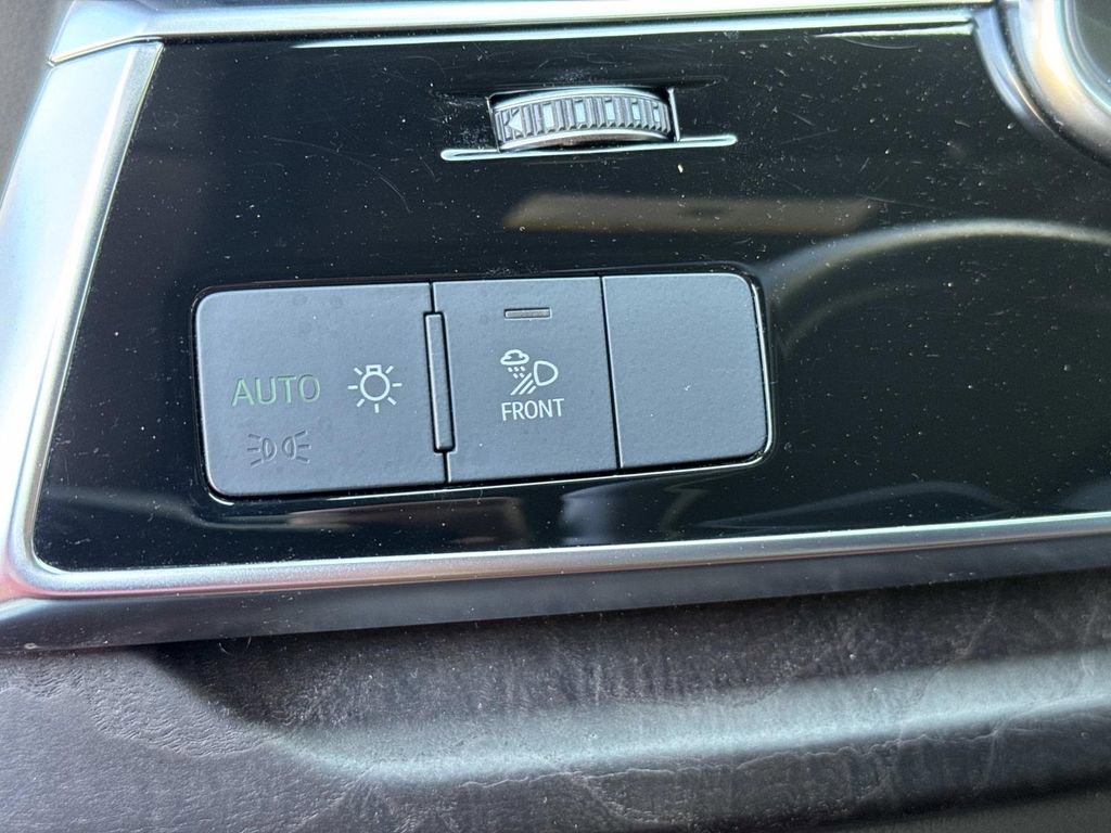 Used 2023 Audi Q8 Premium image 23