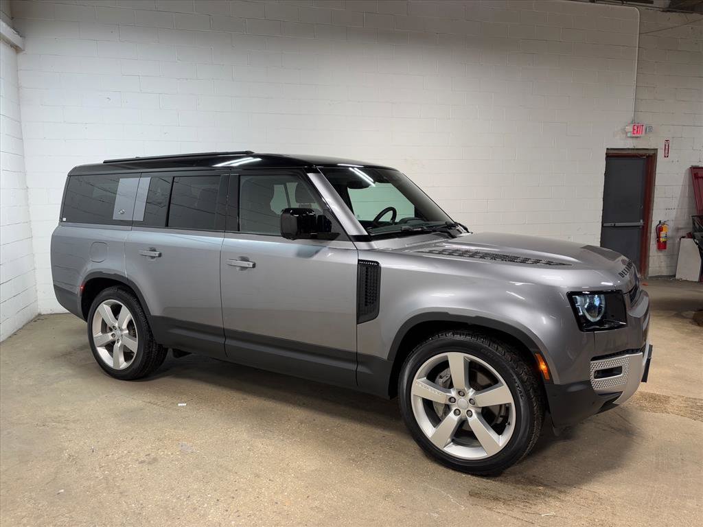 Used 2023 Land Rover Defender 130 SE image 5