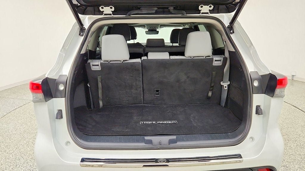 Used 2023 Toyota Highlander XLE AWD/4WD image 21
