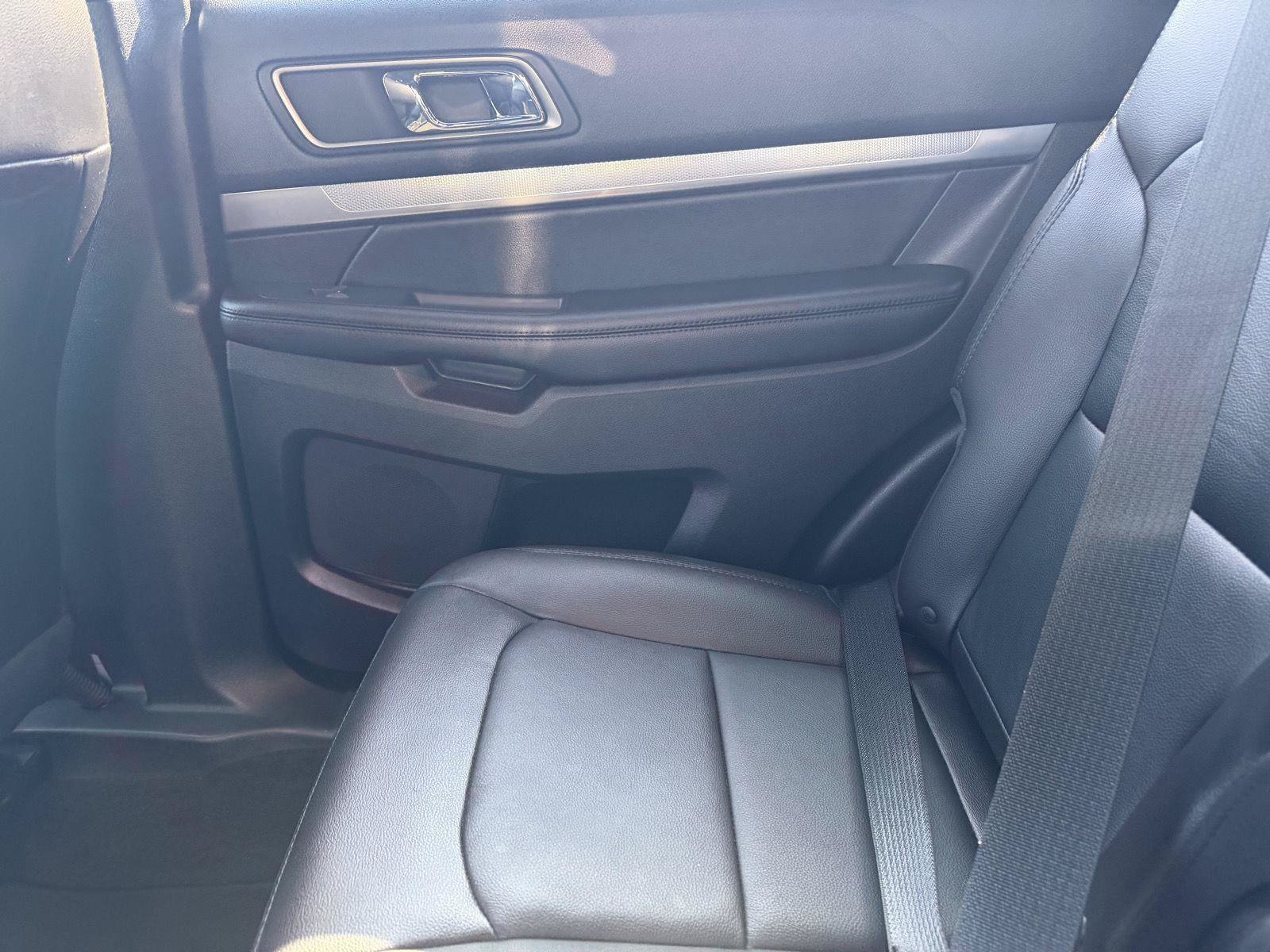 Used 2018 Ford Explorer XLT w/ Equipment Group 202A FWD image 15