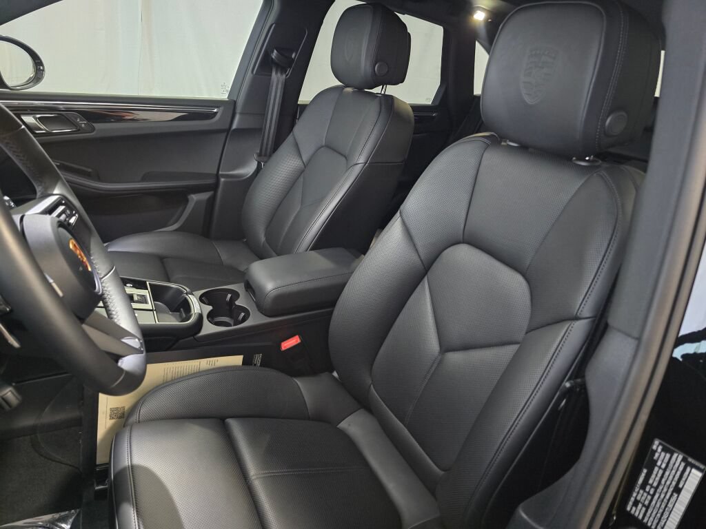 Certified 2026 Porsche Macan AWD/4WD image 5