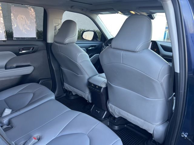 Used 2021 Toyota Highlander XLE AWD/4WD image 28