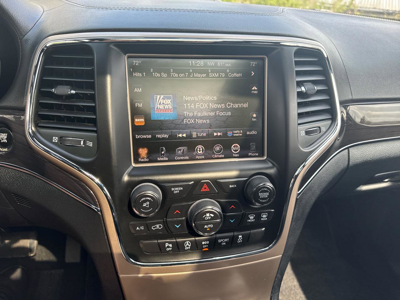 Used 2016 Jeep Grand Cherokee Overland w/ Advanced Technology Group AWD/4WD image 17