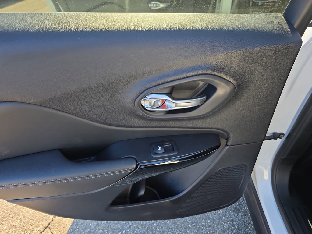 Used 2023 Jeep Cherokee Altitude Lux image 17