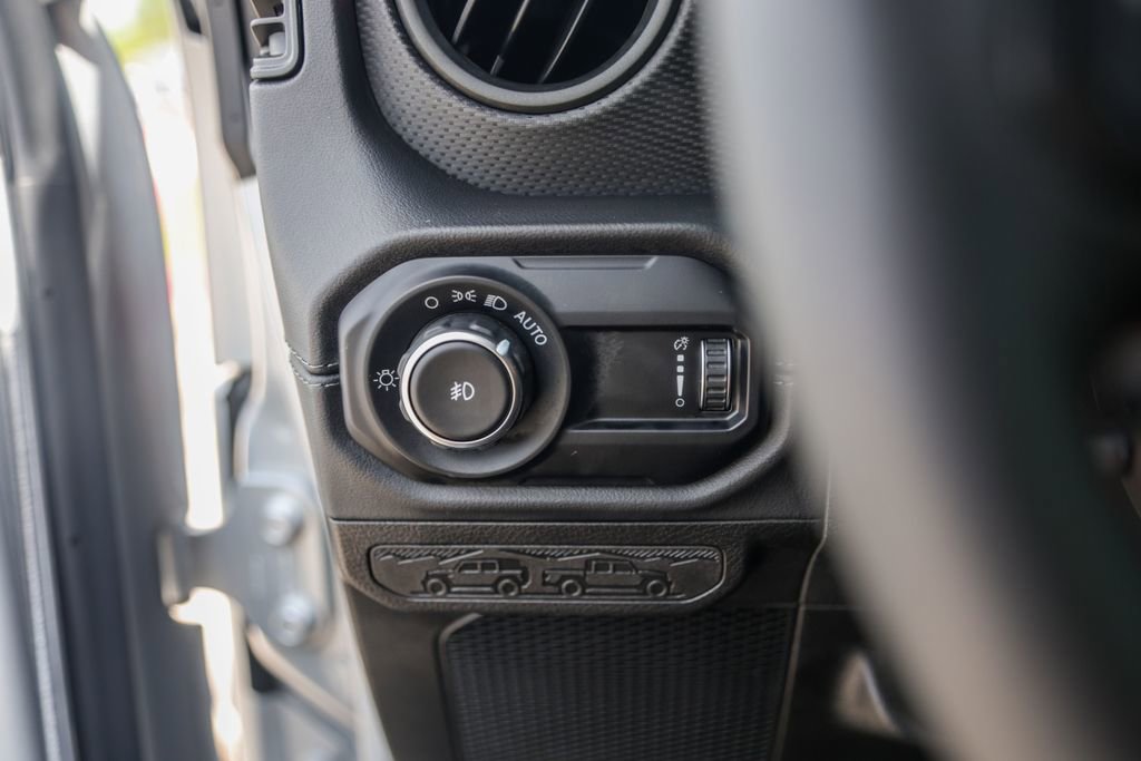 Used 2024 Jeep Wrangler Unlimited Rubicon w/ Convenience Group AWD/4WD image 15