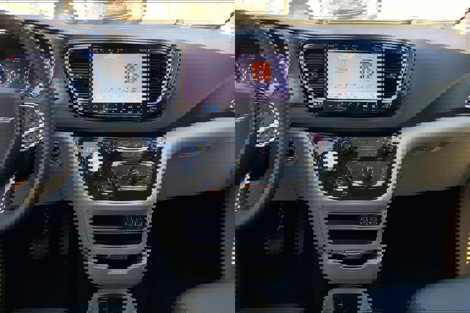 Used 2024 Chrysler Pacifica Touring-L FWD image 7