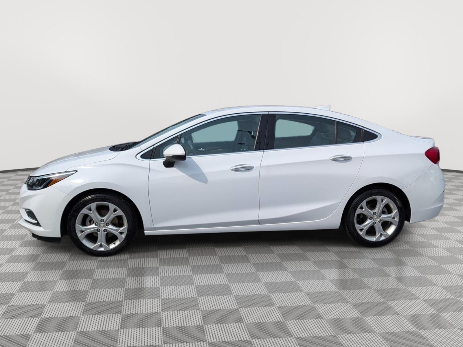 Used 2017 Chevrolet Cruze Premier FWD image 2