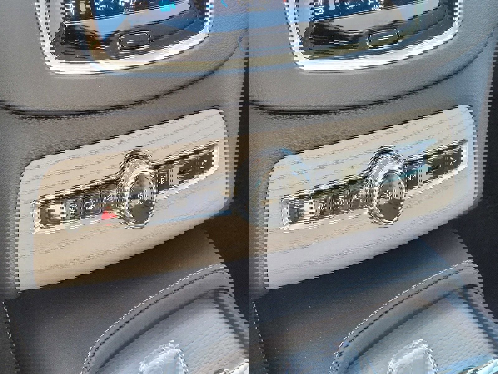 Certified 2025 Volvo XC90 B6 Ultra w/ Protection Package Premier image 24