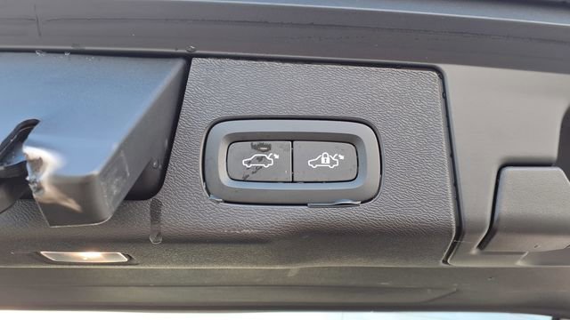 Used 2023 Volvo XC60 B5 Plus image 11