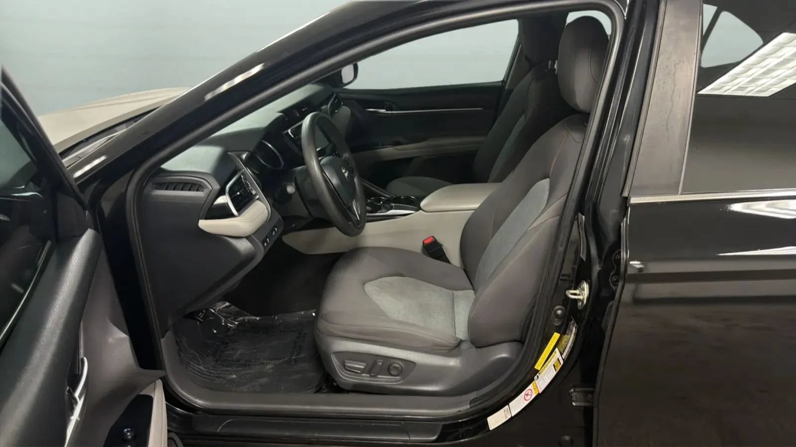 Used 2018 Toyota Camry LE FWD image 20